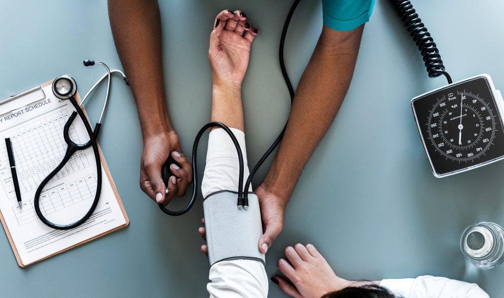 Free photo nurse measuring patient blood pressure 