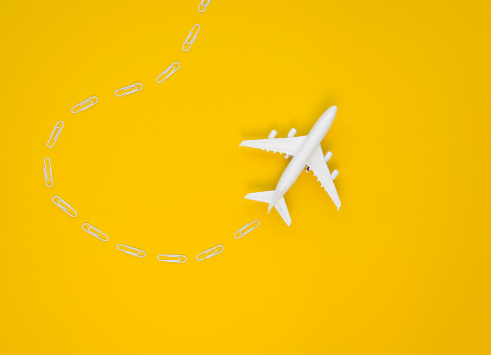 Free photo airplane toy on table with copy-space