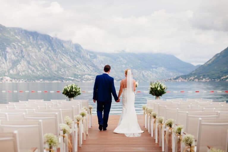 Photo wedding couple at destination wedding ceremony. mountains and sea view in montenegro. picturesque wedding location.