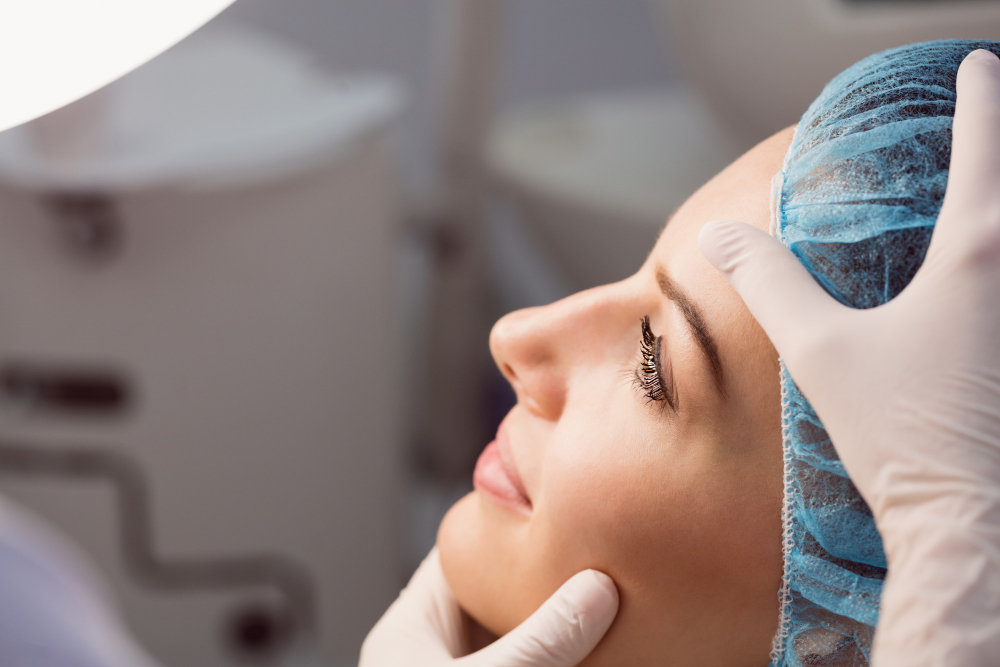 Free photo doctor examining womans face for cosmetic treatment
