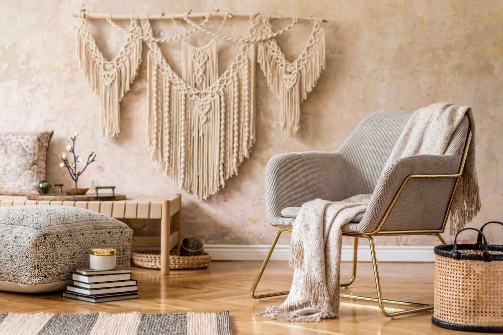 Photo stylish oriental living room with design armchair, beautiful macrame, carpet, decorations and elegant personal accessories in wabi sabi concept. 
